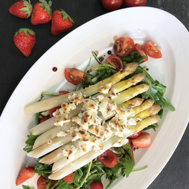Mit Feta gratinierter Stangenspargel